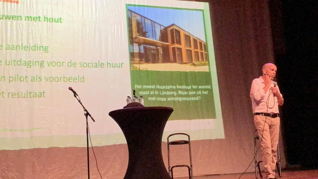Wim Hazeu presenteert houten sociale huurwoningen