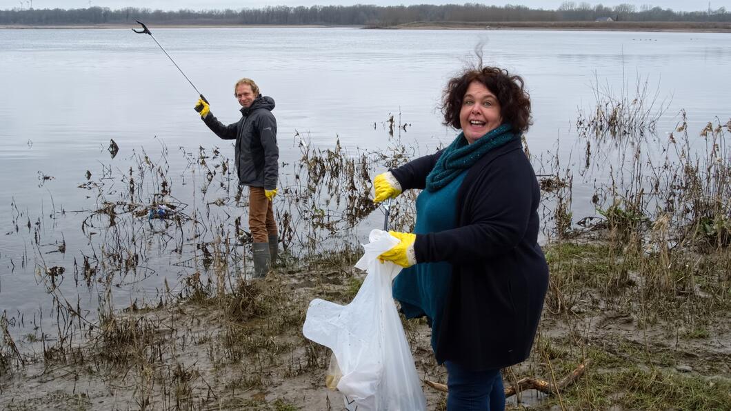 2016 Afval opruimen langs Maas 2.jpg